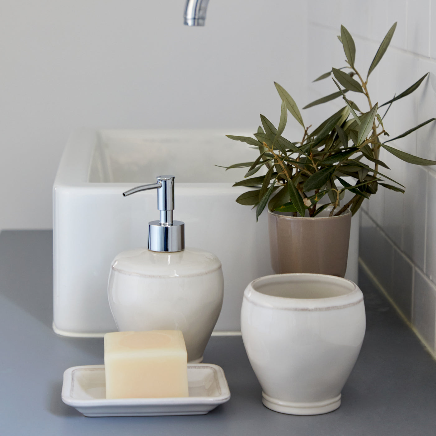 costa-nova-fontana-bath-nad111-seifenspender-wei-steinzeug image 1