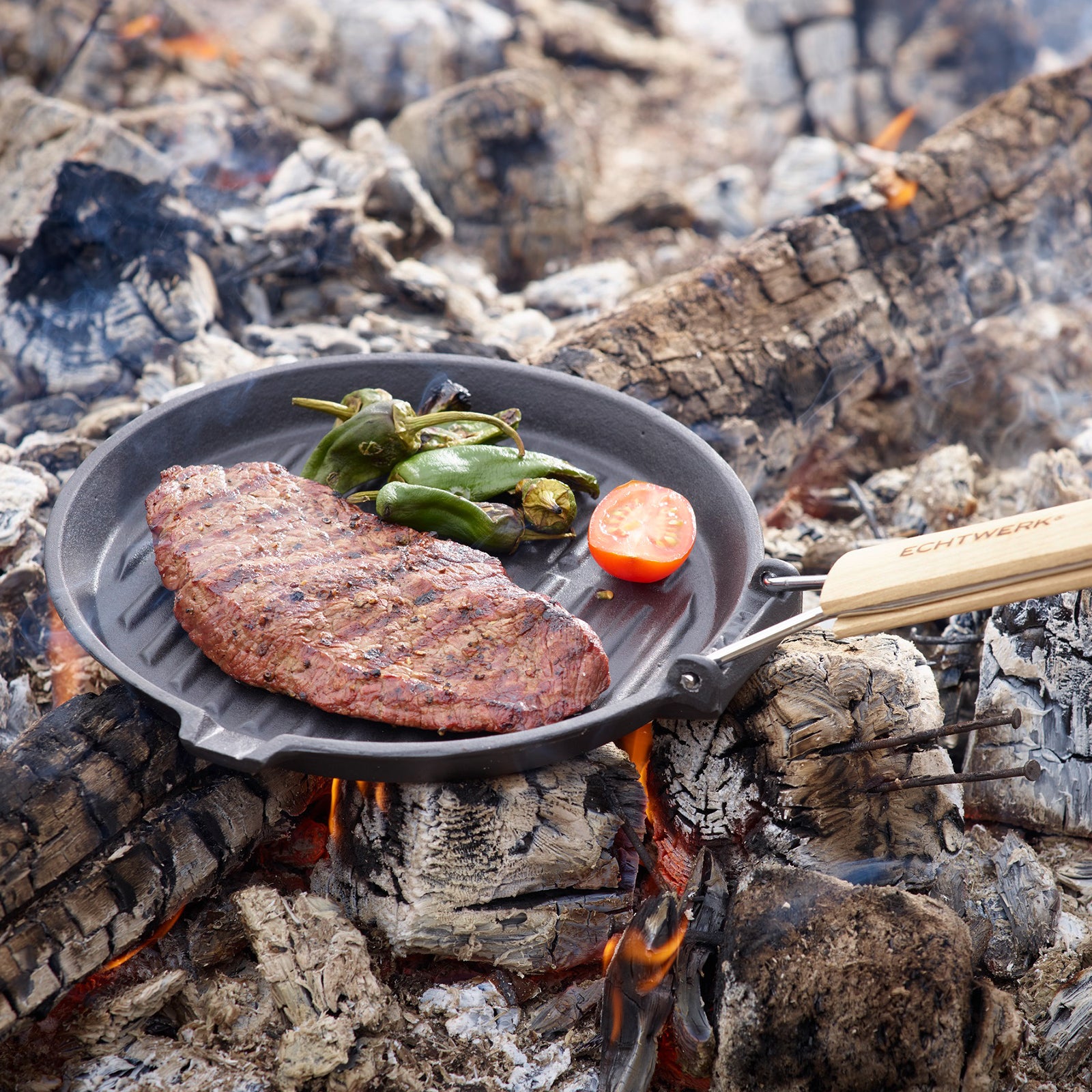 echtwerk-bbq-kochen-grillpfanne-24-cm-gusseisen-mit-holzgriff image 5