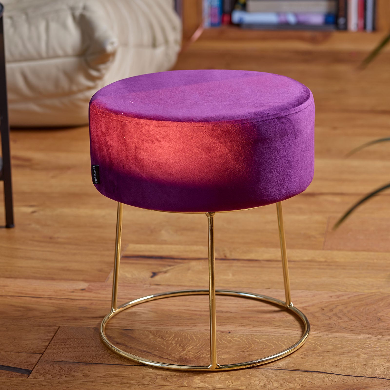 echtwerk-marylin-sitzhocker-samt-creme-mit-goldbeinen image 3