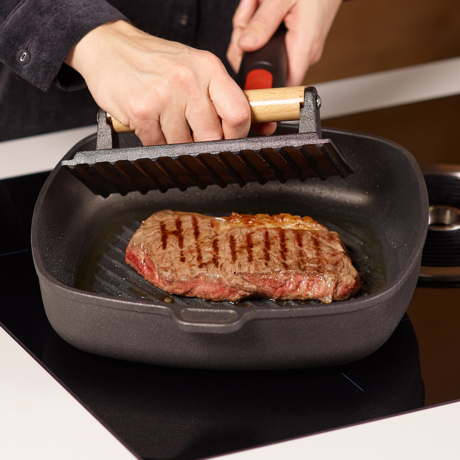 echtwerk-bbq-fleischpresse-gusseisen-buchenholz-griff-burger image 6