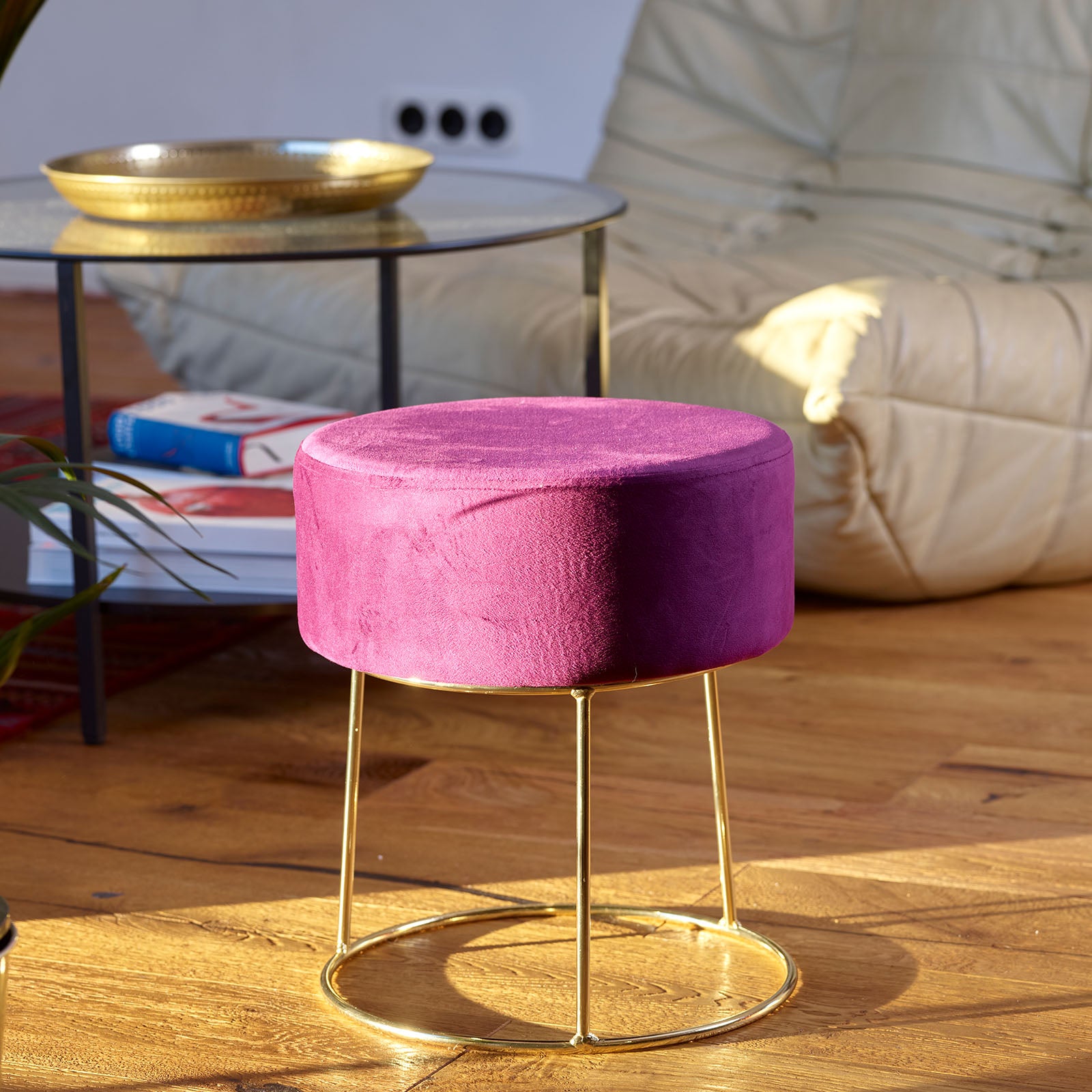 echtwerk-marylin-sitzhocker-samt-creme-mit-goldbeinen image 6